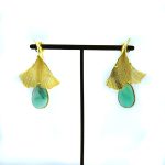 Orecchini in argento dorato con radice di smeraldo