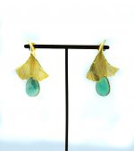 Orecchini in argento dorato con radice di smeraldo